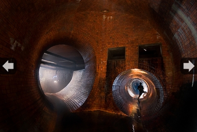 Deux tunnels d'égout sous une large voûte