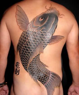 Tatouage d'un poisson noir sur le dos d'un homme