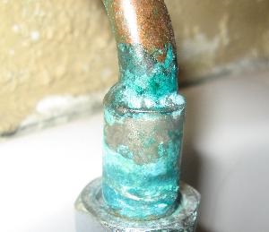 Oxydation vert-bleu sur la surface d'un tuyau de cuivre